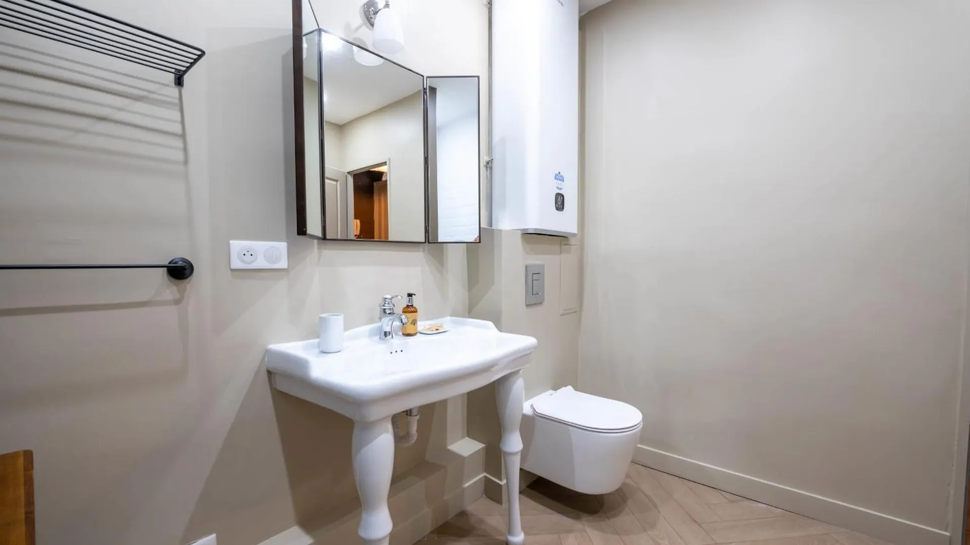 Renovated 1-Br Apartment Heart Of Cannes France
