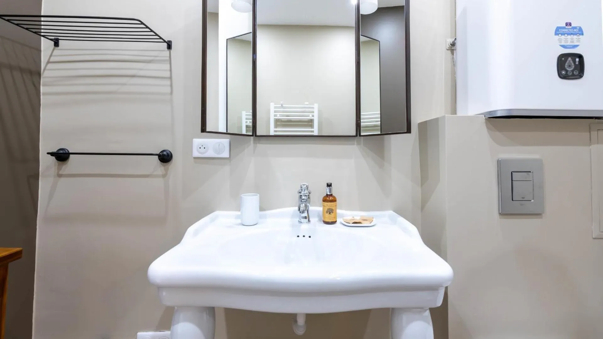 Renovated 1-Br Apartment Heart Of Κάννες 0*,